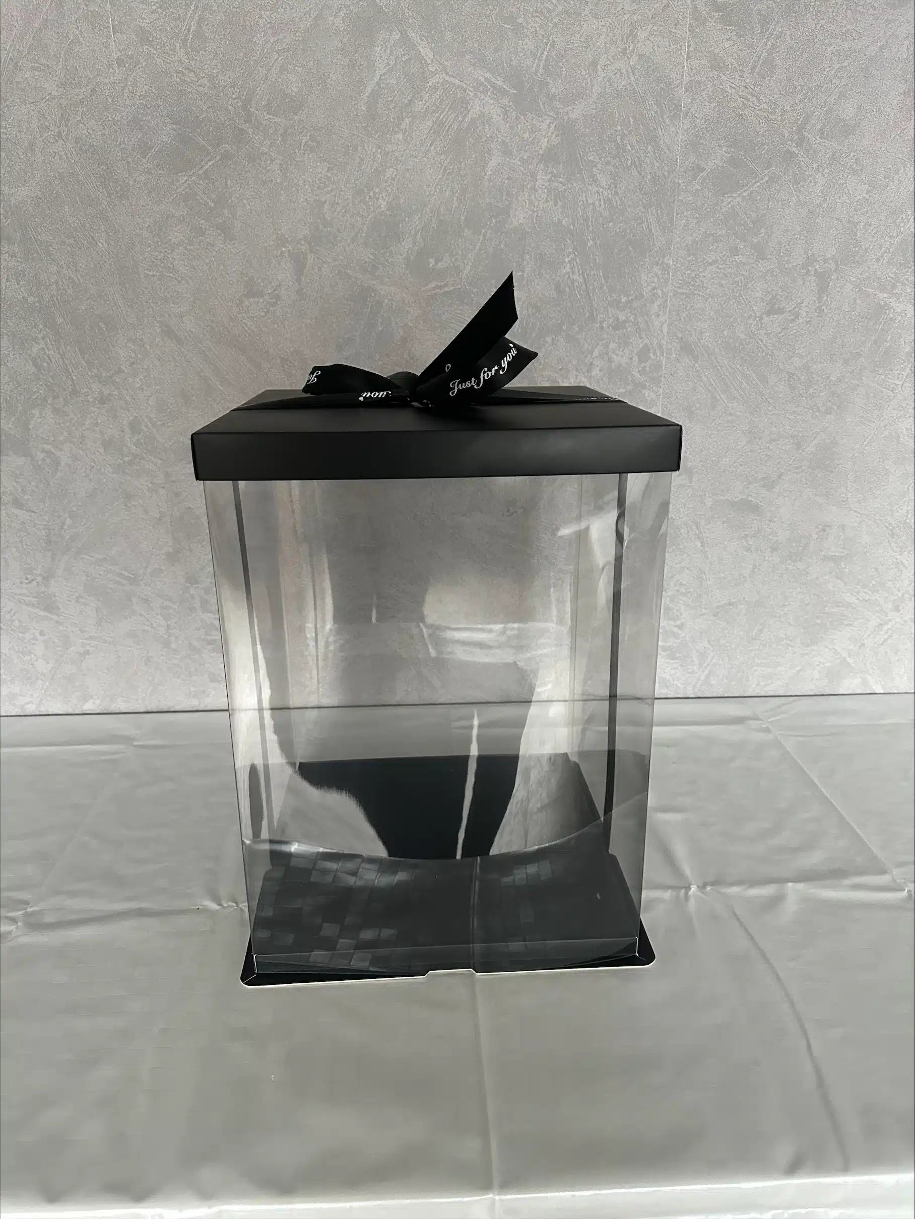 Geschenkbox 30cm x 30cm transparent mit schwarzem Boden und Deckel
